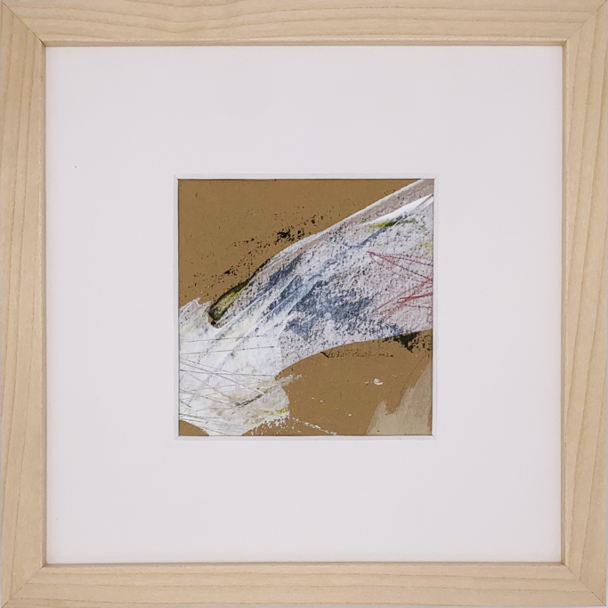 Abstrakte Malerei mit braunem Hintergrund und dynamischen, hellen Farbstrichen.