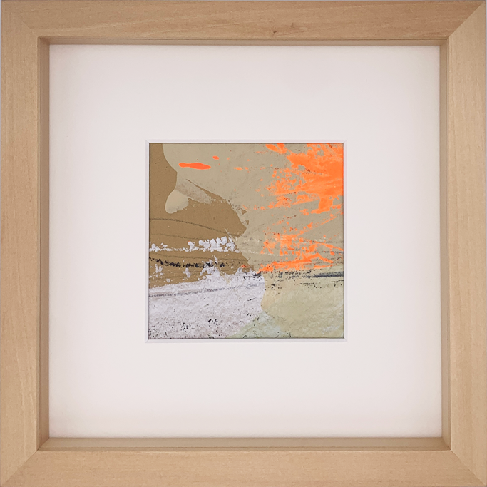 Abstrakte Komposition mit Erdtönen und leuchtendem Orange, in einem schlichten Rahmen.
