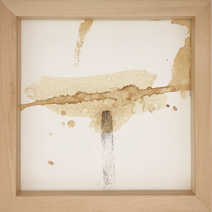 Abstracte Kunst mit Wasserflecken und einer vertikalen Linie in einem Holzrahmen.