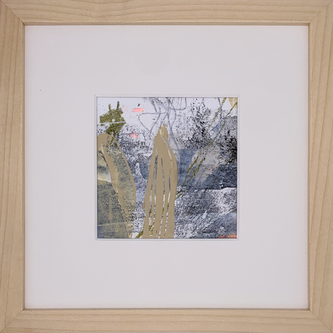 Abstrakte Darstellung in einem gerahmten quadratischen Kunstwerk mit goldenen und grauen Tönen.