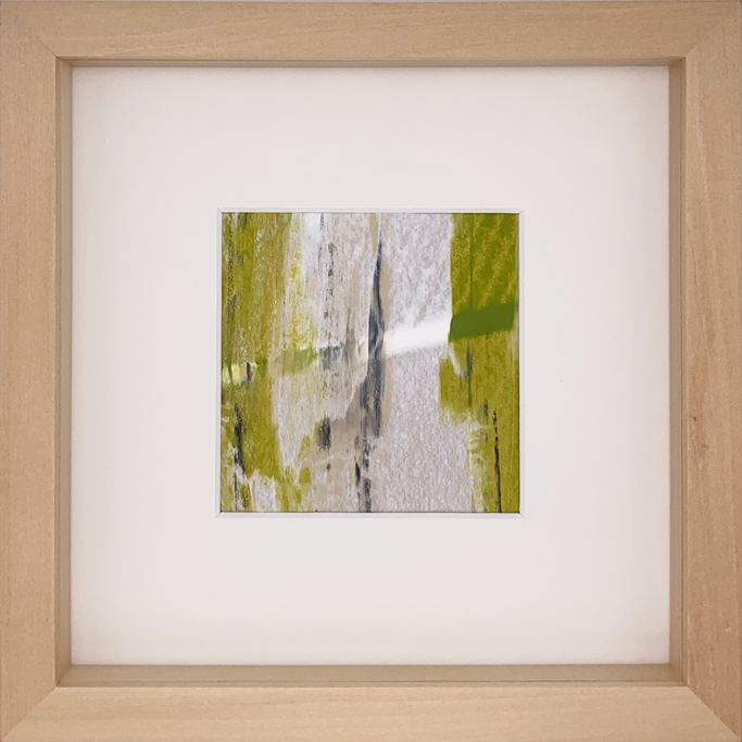 Abstrakte Komposition mit Grüntönen und grauen Bereichen in einem Holzrahmen.