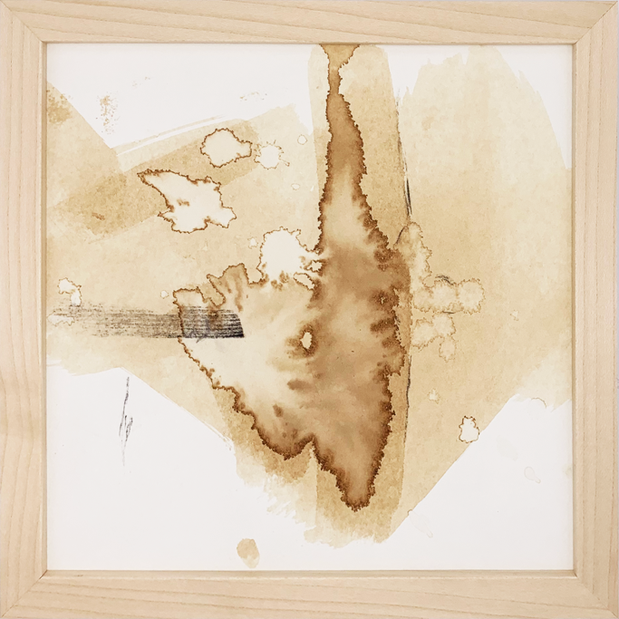 Abstrakte Kunst mit braunen Farbtönen und Flecken auf hellem Hintergrund in einem Holzrahmen.