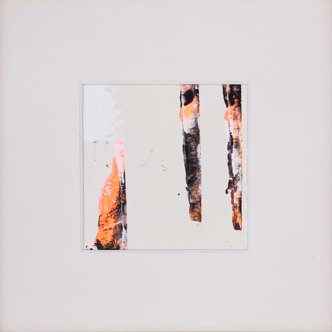 Abstrakte Komposition mit orangefarbenen und schwarzen Streifen auf hellem Hintergrund.